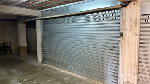 Box Auto Centrale Di 21 Mq. Ampia Serranda Elettrica Di Ingresso. Comodo.